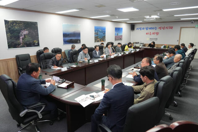 안성시의회(의장 안정열)가 의정활동 방향을 제시하기 위해 언론인들과의 간담회를 가졌다.안성시의회 제공