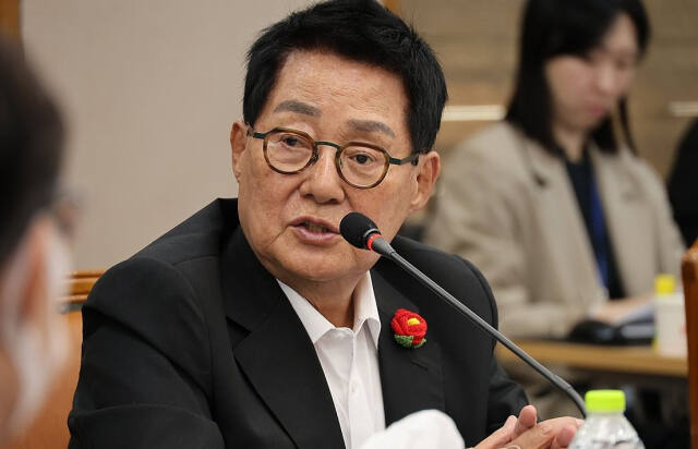 더불어민주당 박지원 의원이 17일 오전 대전 서구 대전고등법원에서 열린 국회 법제사법위원회 국정감사에서 질의하고 있다. 연합뉴스