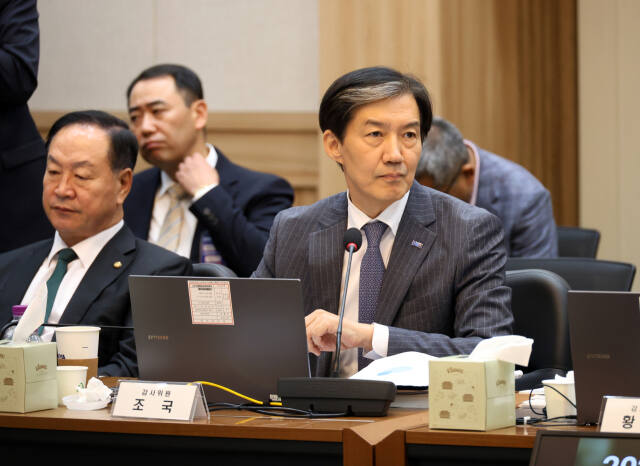 조국혁신당 조국 의원이 17일 충남 계룡대 육군본부에서 열린 국회 국방위원회 국정감사서 질의하고 있다. 연합뉴스