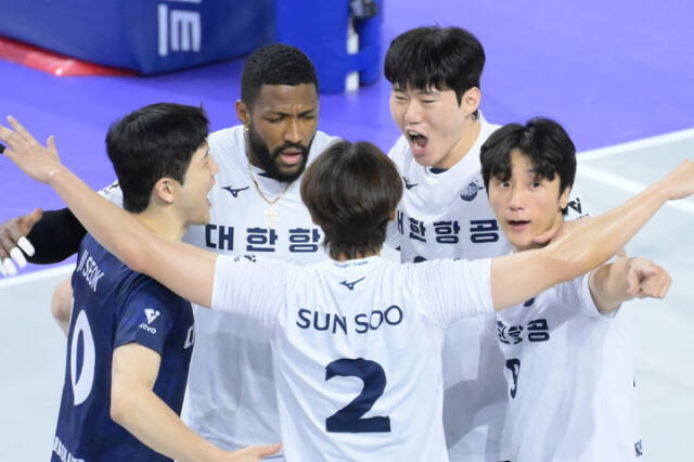 19일 인천 계양체육관에서 열린 V리그 남자부 개막전서 안산 OK저축은행에 3-1로 승리한 인천 대한항공 선수들이 공격을 성공시킨 후 환호하고 있다.KOVO 제공