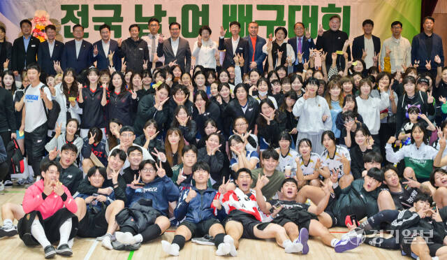 19일 오전 이천시 농어민문화체육센터에서 열린 제9회 임금님표 이천쌀배 전국남녀배구대회 개회식에서 김경희 이천시장, 박명서 이천시의회 의장, 송석준 국회의원, 문철정 이천시배구협회장 등 내빈과 참가 선수들이 파이팅을 외치고 있다.