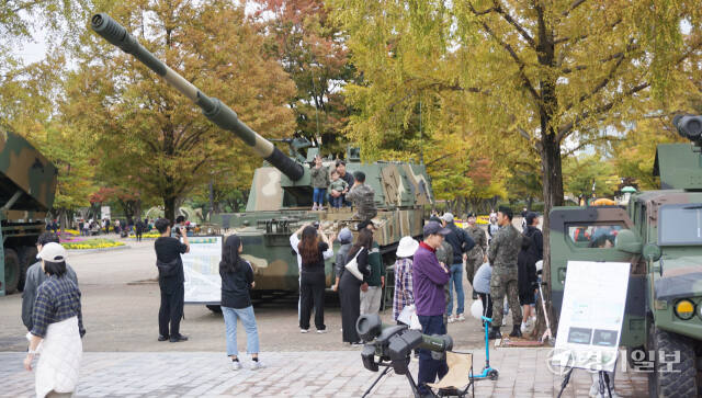19일 열린 ‘제11회 고양시민과 함께 하는 호국보훈문화제’에서 관람객들이 전시된 군 전투장비들을 둘러보고 직접 탑승하는 체험의 시간을 갖고 있다. 신진욱기자