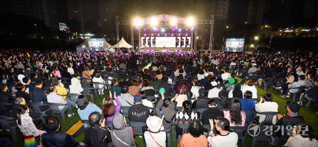 '2024 가을음악산책 콘서트'가 19일 오후 화성시 남양체육공원 야외특설무대에서 4천여명의 관람객들이 모인 가운데 성황리에 개최됐다. 관람객들이 유명가수들의 멋진 공연을 즐기고 있다. 김시범기자