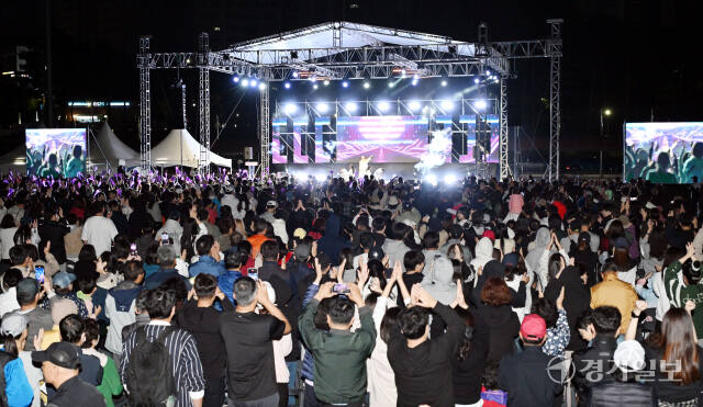 '2024 가을음악산책 콘서트'가 19일 오후 화성시 남양체육공원 야외특설무대에서 4천여명의 관람객들이 모인 가운데 성황리에 개최됐다. 관람객들이 유명가수들의 멋진 공연을 즐기고 있다. 김시범기자