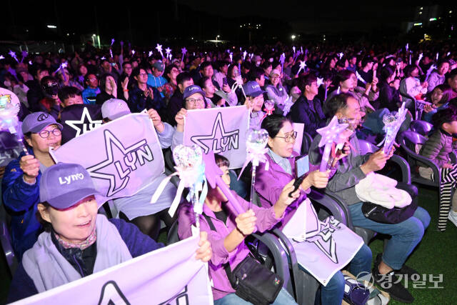 '2024 가을음악산책 콘서트'가 19일 오후 화성시 남양체육공원 야외특설무대에서 4천여명의 관람객들이 모인 가운데 성황리에 개최됐다. 관람객들이 유명가수들의 멋진 공연을 즐기고 있다. 김시범기자