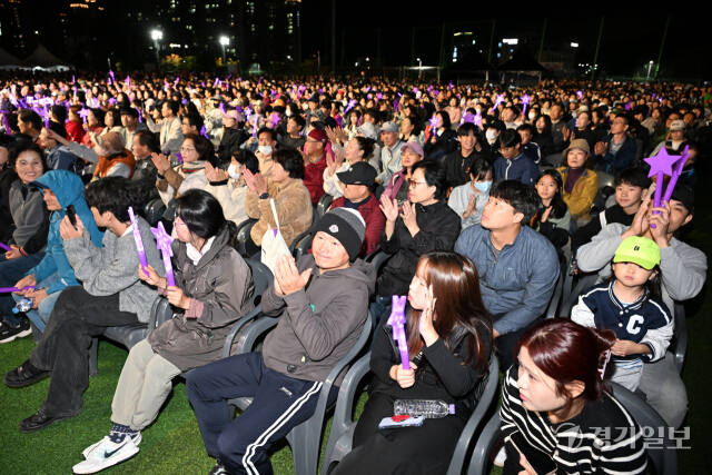 '2024 가을음악산책 콘서트'가 19일 오후 화성시 남양체육공원 야외특설무대에서 4천여명의 관람객들이 모인 가운데 성황리에 개최됐다. 관람객들이 유명가수들의 멋진 공연을 즐기고 있다. 김시범기자