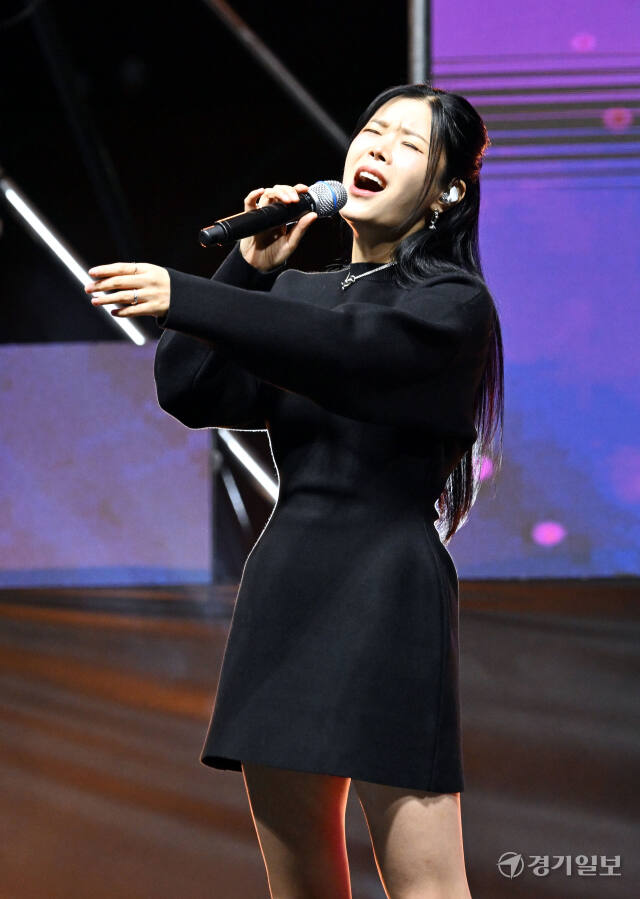 '2024 가을음악산책 콘서트'가 19일 오후 화성시 남양체육공원 야외특설무대에서 4천여명의 관람객들이 모인 가운데 성황리에 개최됐다. 가수 린이 멋진 공연을 선보이고 있다. 김시범기자