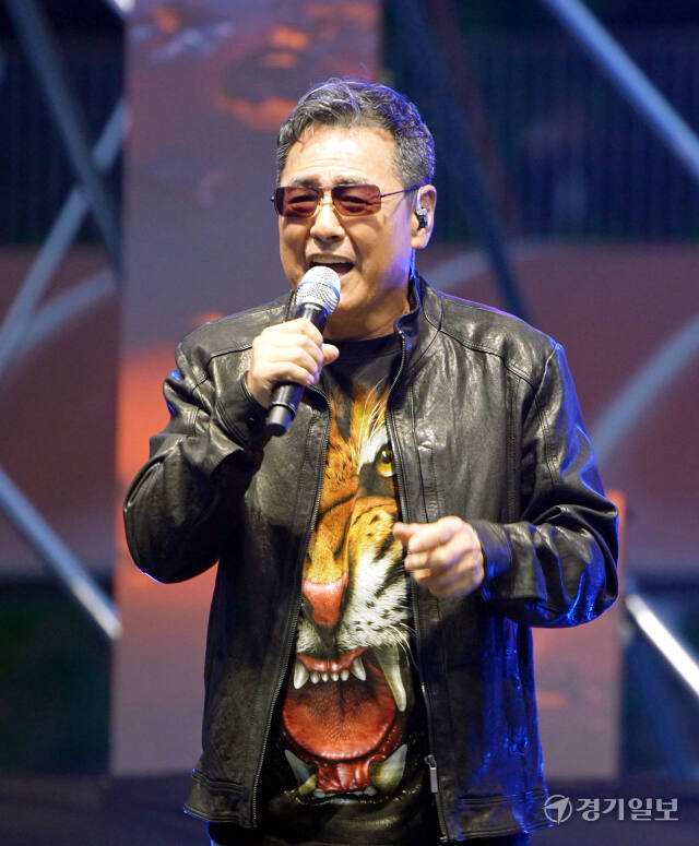 '2024 가을음악산책 콘서트'가 19일 오후 화성시 남양체육공원 야외특설무대에서 4천여명의 관람객들이 모인 가운데 성황리에 개최됐다. 가수 권인하가 멋진 공연을 선보이고 있다. 김시범기자