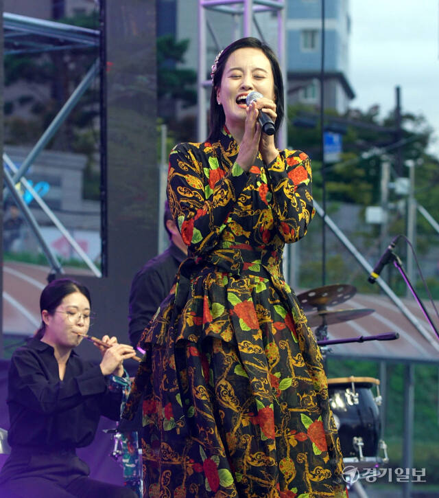 '2024 가을음악산책 콘서트'가 19일 오후 화성시 남양체육공원 야외특설무대에서 4천여명의 관람객들이 모인 가운데 성황리에 개최됐다. 국악인 고온이 축하 공연을 펼치고 있다. 김시범기자