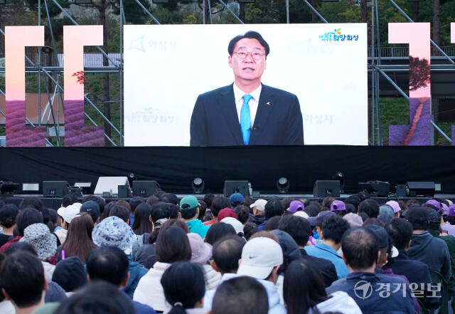 '2024 가을음악산책 콘서트'가 19일 오후 화성시 남양체육공원 야외특설무대에서 4천여명의 관람객들이 모인 가운데 성황리에 개최됐다. 정명근 화성시장이 관객들에게 영상인사를 하고 있다. 김시범기자