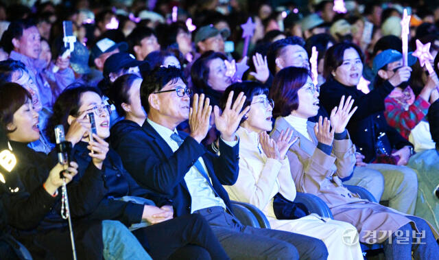 '2024 가을음악산책 콘서트'가 19일 오후 화성시 남양체육공원 야외특설무대에서 4천여명의 관람객들이 모인 가운데 성황리에 개최됐다. 경기일보 김영진 상무이사와 화성시의원 등이 관람객들과 함께 공연을 즐기고 있다. 김시범기자