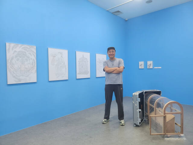 김월식 작가가 경기도미술관 ‘그리는 곳이 집이다’ 전시장에서 사진촬영을 하고 있다. 김보람기자