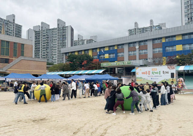 수원특례시 장안구 조원1동 주민들이 지난 19일 조원초등학교에서 열린 제11회 대추골 한마음 축제에 참여하고 있다. 수원시 제공