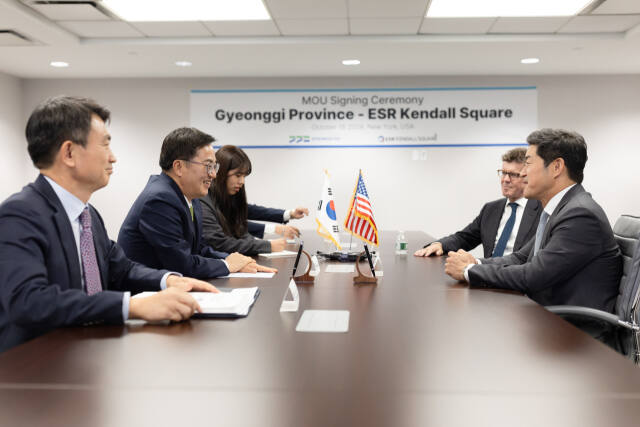 지난 19일(한국 시간) 김동연 경기도지사가 남선우 ESR켄달스퀘어 대표를 만나 친환경 복합물류단지 투자협약을 맺고 있다. 경기도 제공