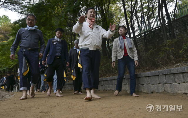 의왕시, 갈미문학공원 맨발걷기길 개장 [포토뉴스]