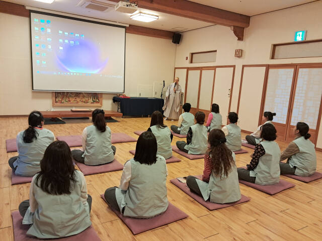 포천교육지원청이 마련한 유·보·초 소통 공감 연수에 참가한 교사들이 봉선사에서 1박2일 일정으로 템플스테이를 하고 있다. 포천교육지원청 제공