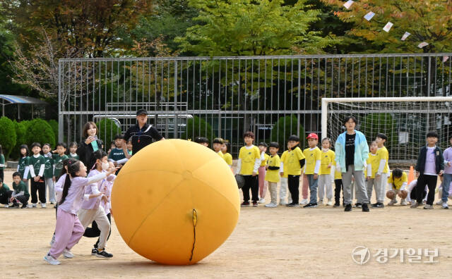 21일 인천 부평구 부곡초등학교에서 열린 가을운동회에서 어린이들이 볼 굴리기를 하며 즐거운 시간을 보내고 있다. 조병석기자
