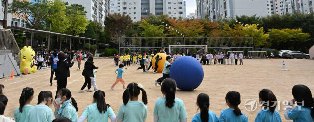 21일 인천 부평구 부곡초등학교에서 열린 가을운동회에서 어린이들이 볼 굴리기를 하며 즐거운 시간을 보내고 있다. 조병석기자