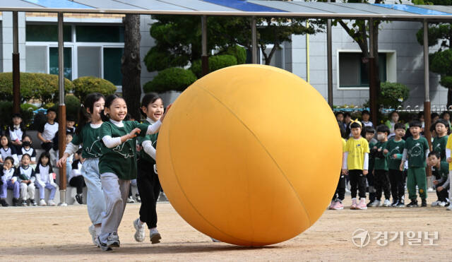 21일 인천 부평구 부곡초등학교에서 열린 가을운동회에서 어린이들이 볼 굴리기를 하며 즐거운 시간을 보내고 있다. 조병석기자
