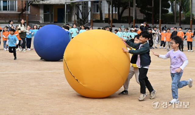 21일 인천 부평구 부곡초등학교에서 열린 가을운동회에서 어린이들이 볼 굴리기를 하며 즐거운 시간을 보내고 있다. 조병석기자