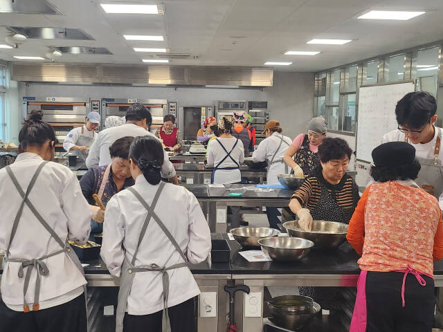 의정부 평생교육학습관 노성야간학교 만학도 어르신들이 경동대 호텔조리학과 봉사동아리 회원들과 제과제빵을 함께하며 즐거운 시간을 가졌다. 경동대 제공