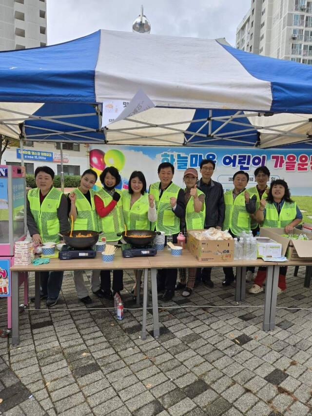 논현휴먼시아 하늘마을 3단지 아파트 관계자들이 운동회에서 어린이들에게 나눠줄 음식을 만들며 기념촬영을 하고 있다. 논현휴먼시아 하늘마을 3단지 아파트 관리사무소 제공