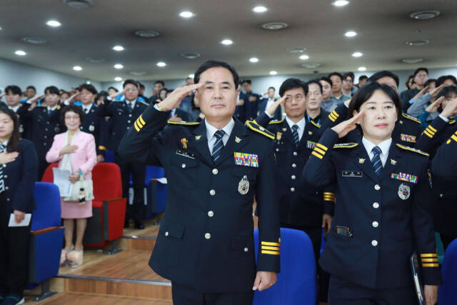 분당경찰서는 21일 제79주년 경찰의 날을 맞아 기념식을 개최한 뒤 기념촬영을 하고 있다. 분당경찰서 제공
