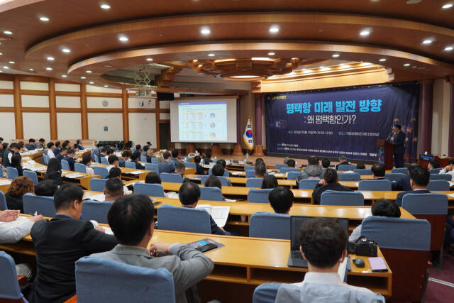 평택항개발정책협의회는 최근 국회에서 열린 ‘평택항 미래 발전 방향: 왜 평택항인가’ 토론회에서 장수교차로 좌회전 구간 설치 필요성을 주장했다. 사진은 토론회 모습. 이병진 의원실 제공