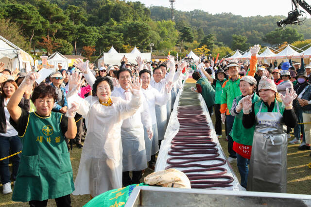 제23회 이천쌀문화축제의 600m 무지개 가래떡 만들기 먕풍 이벤트행사를 펼치고 있다. 이천시 제공