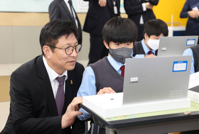 도성훈 인천시교육감이 디지털 교육 현장을 방문한 모습. 인천시교육청 제공.