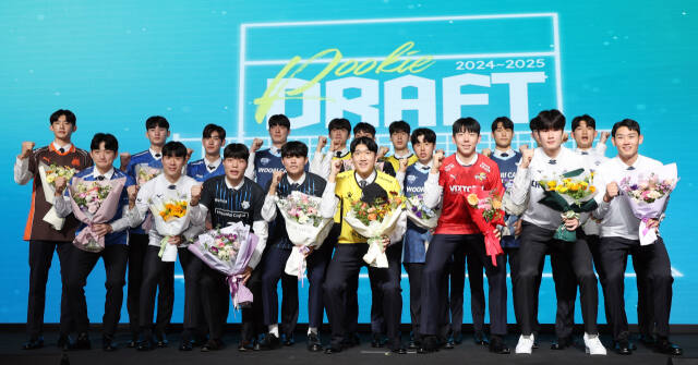 21일 서울 메이필드 호텔에서 열린 ‘2024-2025 KOVO 남자 신인선수 드래프트’에서 지명을 받은 선수들이 기념촬영을 하고 있다. 연합뉴스
