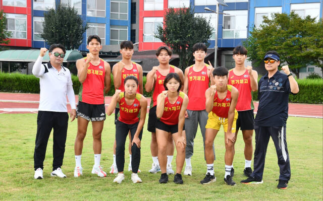 ‘제105회 전국체육대회’서 금메달 3개를 획득하며 창단 이래 최고 성적을 거둔 경기체고 육상 도약부. 경기체고 제공