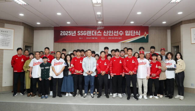 지난 19일 SSG 퓨처스필드서 진행된 ‘2025 신인 선수 교육 및 입단식’에서 김재현 SSG 랜더스 단장과 신인 선수 10명와 가족들이 참여해 기념 촬영을 하고 있다. SSG 랜더스 제공