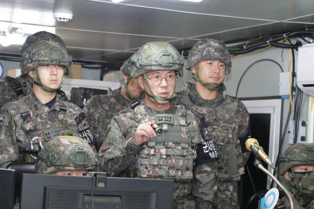 지난 21일 오전 서부전선 GP를 방문한 지작사령관 강호필 대장이 적 상황과 경계작전 현황을 보고받고 작전지도를 하고 있다. 지상작전사령부 제공