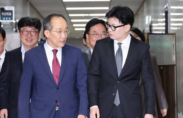 국민의힘 한동훈 대표와 추경호 원내대표 등 지도부가 21일 오전 서울 여의도 국회에서 열린 최고위원회의에 참석하고 있다. 연합뉴스