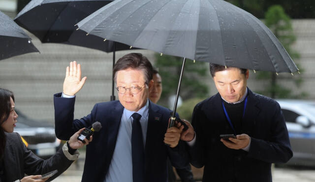 불어민주당 이재명 대표가 22일 오전 서울 서초구 서울중앙지방법원에서 열린 '대장동 배임·성남FC 뇌물' 관련 1심 속행 공판에 출석하고 있다. 연합뉴스