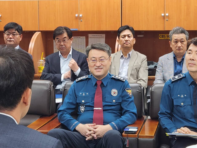 김도형 인천경찰청장이 22일 오전 출입기자단 정례 간담회를 열고 기자들의 질문에 답하고 있다. 황남건기자