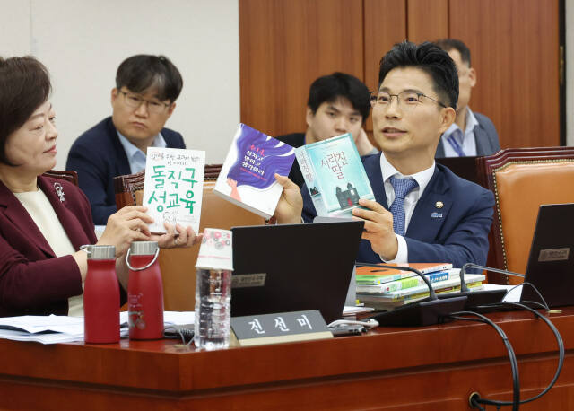22일 국회에서 열린 교육위원회 국정감사에서 정을호 더불어민주당 의원이 임태희 경기도교육감에게 질의하고 있다. 연합뉴스
