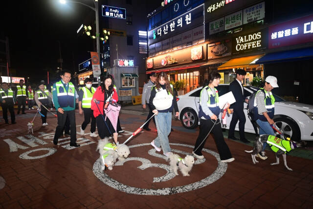 반려견 순찰대와 경찰 등이 인천 연수구 선학동 먹자골목에서 합동 순찰을 하고 있다. 연수구 제공