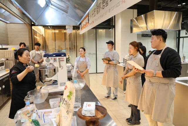 재능대학교가 인천 옹진군 특산물인 옹진쌀과 지역 특화 식재료를 활용한 베이커리 카페 메뉴 기술이전 교육을 하고 있다. 재능대 제공