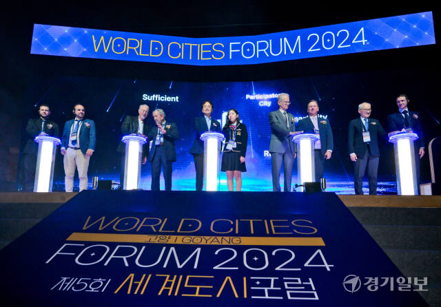 22일 오전 고양특례시 킨텍스 제1전시장에서 열린 '2024 제5회 세계도시포럼에'서 이동환 고양특례시장 등 내빈과 참석자들이 기념촬영을 하고 있다.이번 포럼은 '도시를 강화하고, 미래를 지속시키다 : 혁신과 연대'를 주제로 열렸다. 윤원규기자