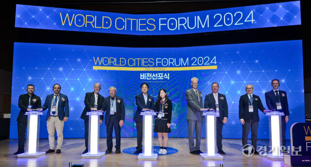 22일 오전 고양특례시 킨텍스 제1전시장에서 열린 '2024 제5회 세계도시포럼에'서 이동환 고양특례시장 등 내빈과 참석자들이 기념촬영을 하고 있다.이번 포럼은 '도시를 강화하고, 미래를 지속시키다 : 혁신과 연대'를 주제로 열렸다. 윤원규기자
