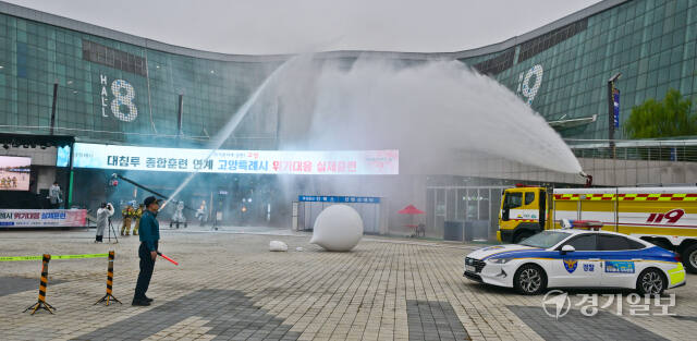 22일 오후 고양특례시 킨텍스 제2전시장에서 열린 '대침투 종합훈련 연계 고양특례시 위기대응 실제훈련'에서 소방관들이 오물풍선 낙하로 인한 화재발생 상황에 대비하는 훈련을 하고 있다.