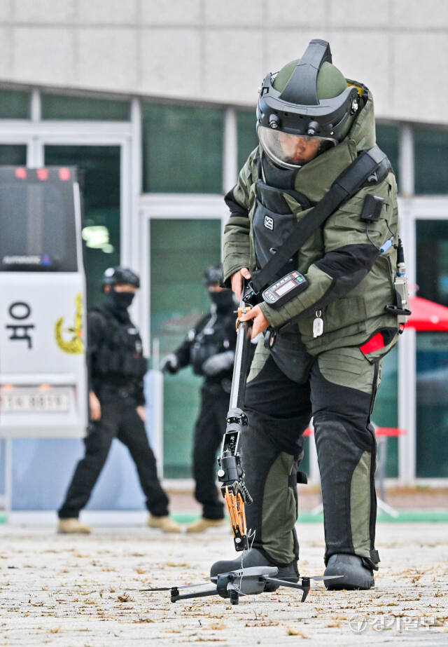 22일 오후 고양특례시 킨텍스 제2전시장에서 열린 '대침투 종합훈련 연계 고양특례시 위기대응 실제훈련'에서 장병이 폭발물이 설치된 드론을 수거하고 있다. 이날 훈련은 고양시,육군 1군단, 9사단, 경기북부경찰청, 일산소방서 등 유관기관이 참여했다. 윤원규기자
