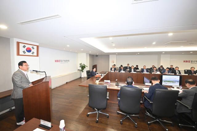 중소기업중앙회 이사회를 찾아 캠프콜번 도시개발사업을 설명하고 있는 이현재 하남시장. 하남시 제공