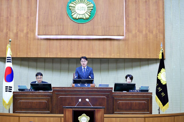 김학기 의왕시의회 의장(가운데)이 22일 시의회 본회의장에서 개회한 제307회 임시회 제1차 본회의에서 개회사를 하고 있다. 의왕시의회 제공