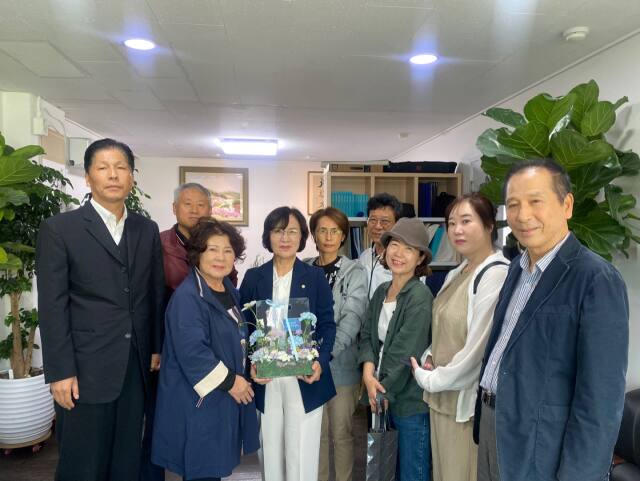9호선 구산성지 추진위 임원들이 추미애 국회의원과 간담회를 열고 944정거장 위치 변경 현안을 공유한 뒤 기념촬영을 하고 있다. 하남시 9호선 구산성지 추진연합회 제공