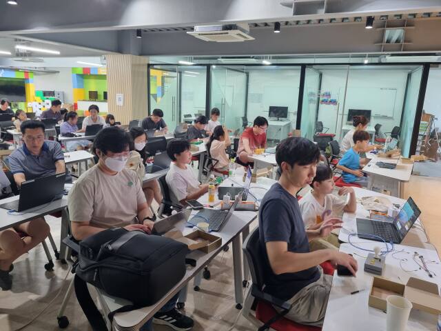 인천의 한 고교 학생들이 인천디지털교육센터를 찾아 코딩 수업을 듣고 있다. 인천시교육청제공.