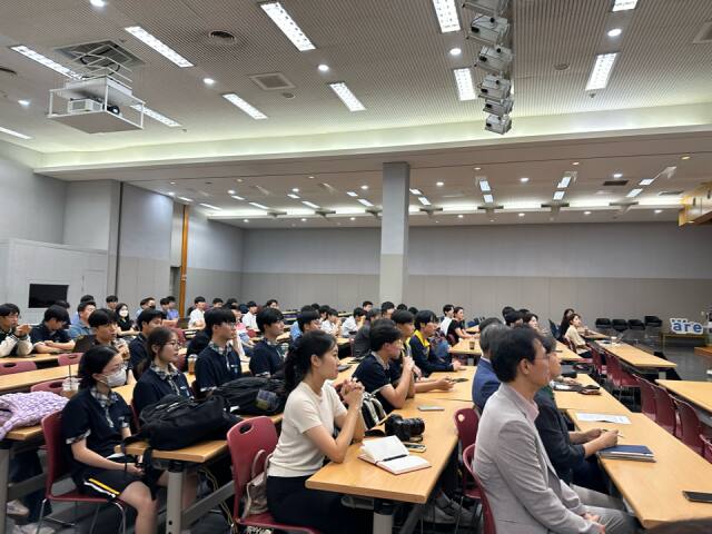 인천의 10개 고등학교 학생들이 최근 인공지능(AI)교육도시 학생학술동아리 발표회에 참석했다. 인천시교육청제공