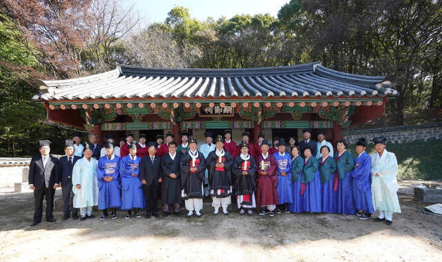 광주시는 지난 20일 남한산성 헌절사에서 병자호란 당시 청에 투항하다 순절한 삼학사(홍익한, 윤집, 오달제)와 척사파 김상헌, 정온 선생의 애국정신을 계승하는 ‘현절사 추계 제향’을 봉행했다. 광주시 제공
